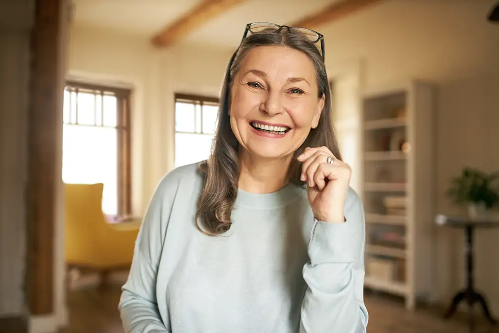 Après 50 ans, retrouver un sourire dans son ensemble : quand la gencive et l&rsquo;esthétique se rejoignent